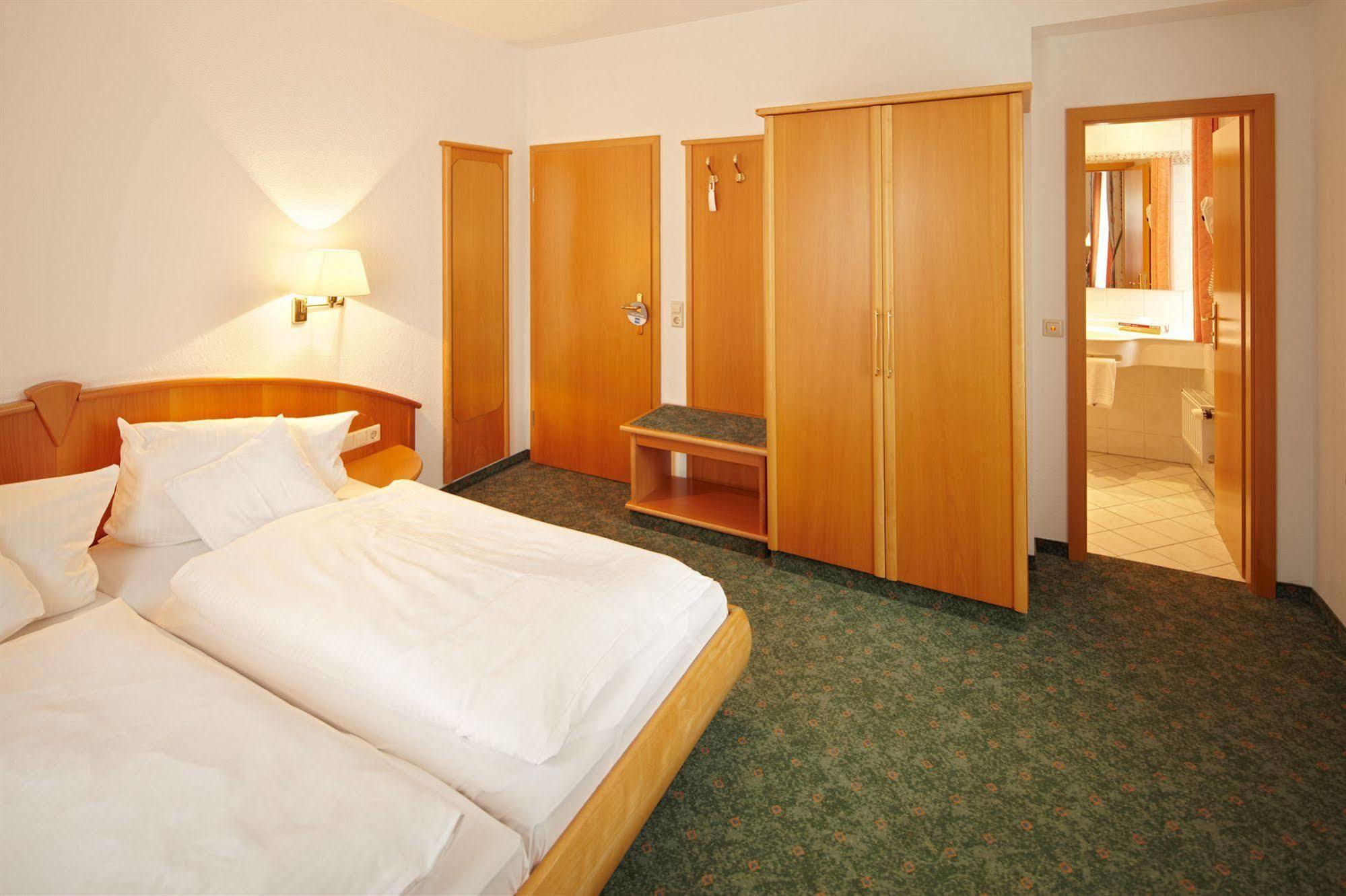 Hotel Zum Hirsch Wertingen Extérieur photo