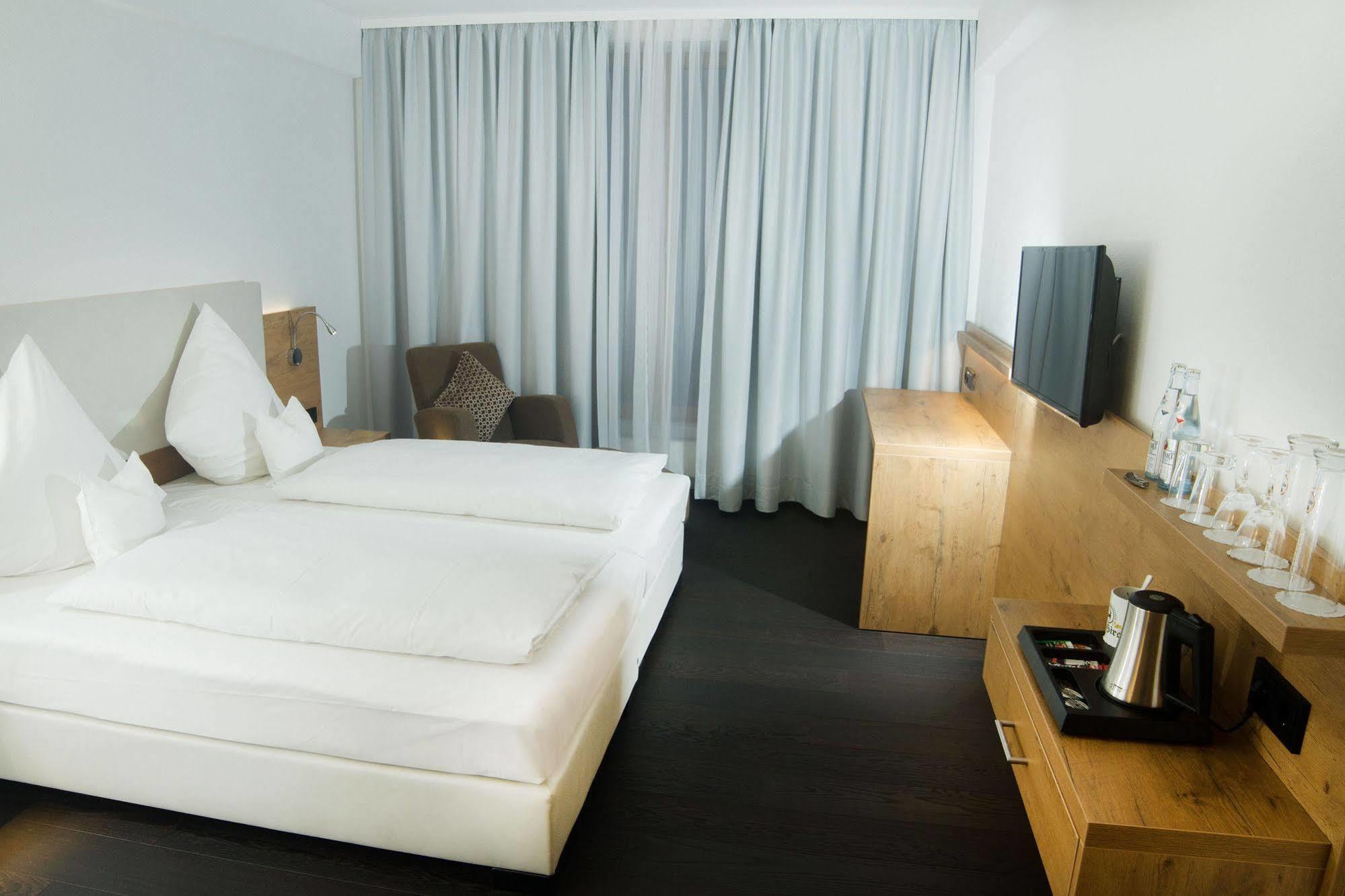 Hotel Zum Hirsch Wertingen Extérieur photo