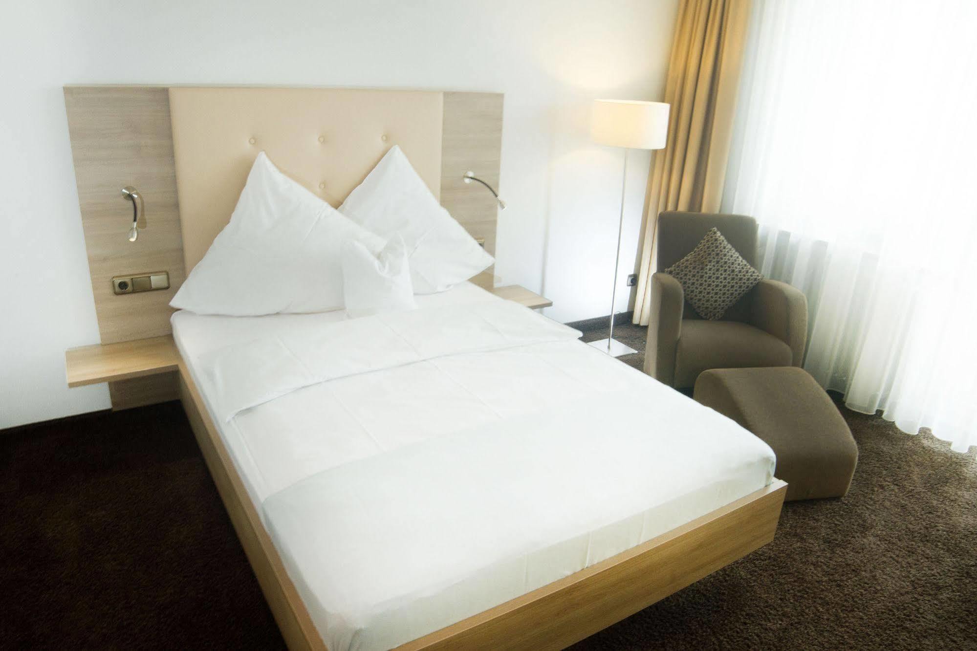 Hotel Zum Hirsch Wertingen Extérieur photo