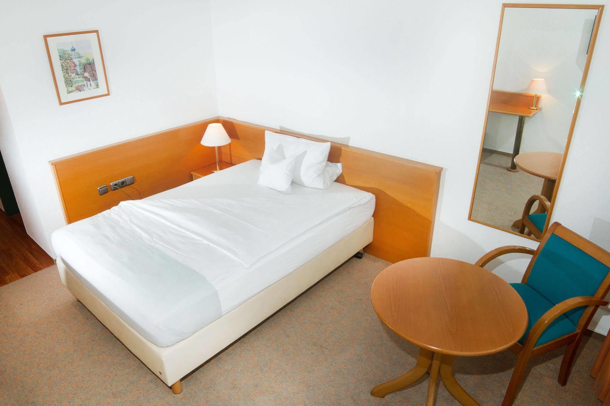 Hotel Zum Hirsch Wertingen Extérieur photo