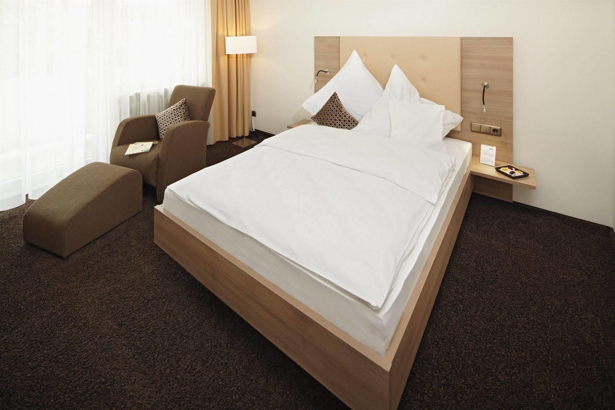 Hotel Zum Hirsch Wertingen Extérieur photo