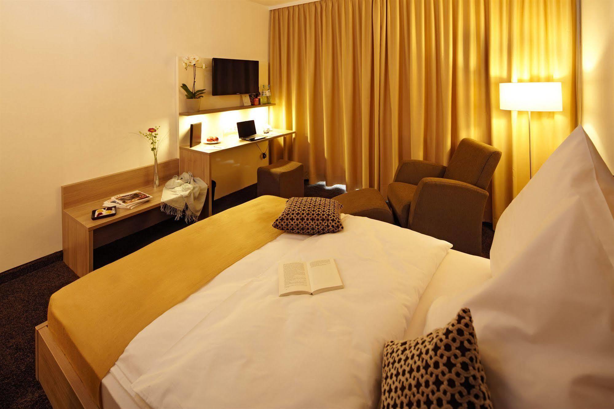 Hotel Zum Hirsch Wertingen Extérieur photo