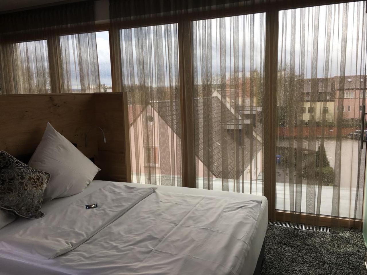 Hotel Zum Hirsch Wertingen Extérieur photo